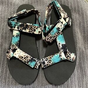 NWOT Women’s Aztec Tribal Pattern Sandal Size 9